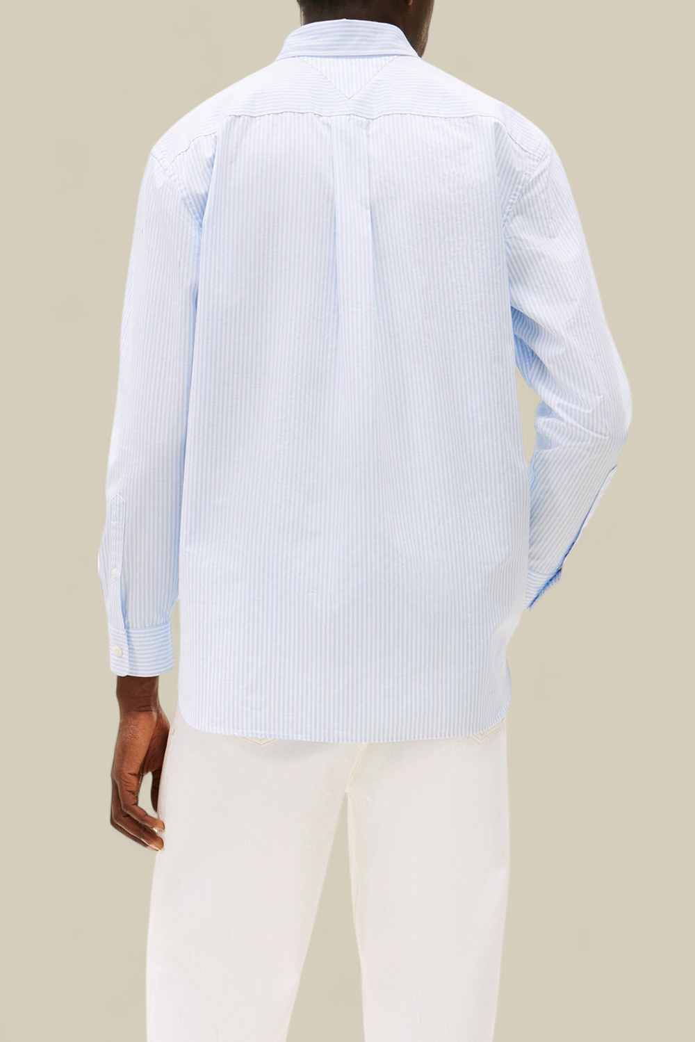 תמונת דוגמן אחורית של טומי הילפיגר X סרט פורמולה 1 חולצת כפתורים