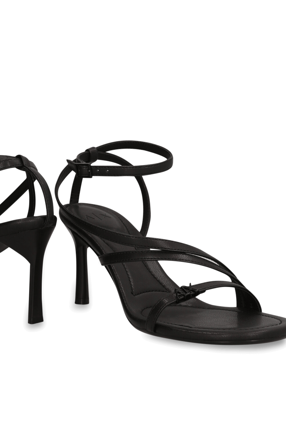 תמונת תקריב של סנדלי עקב