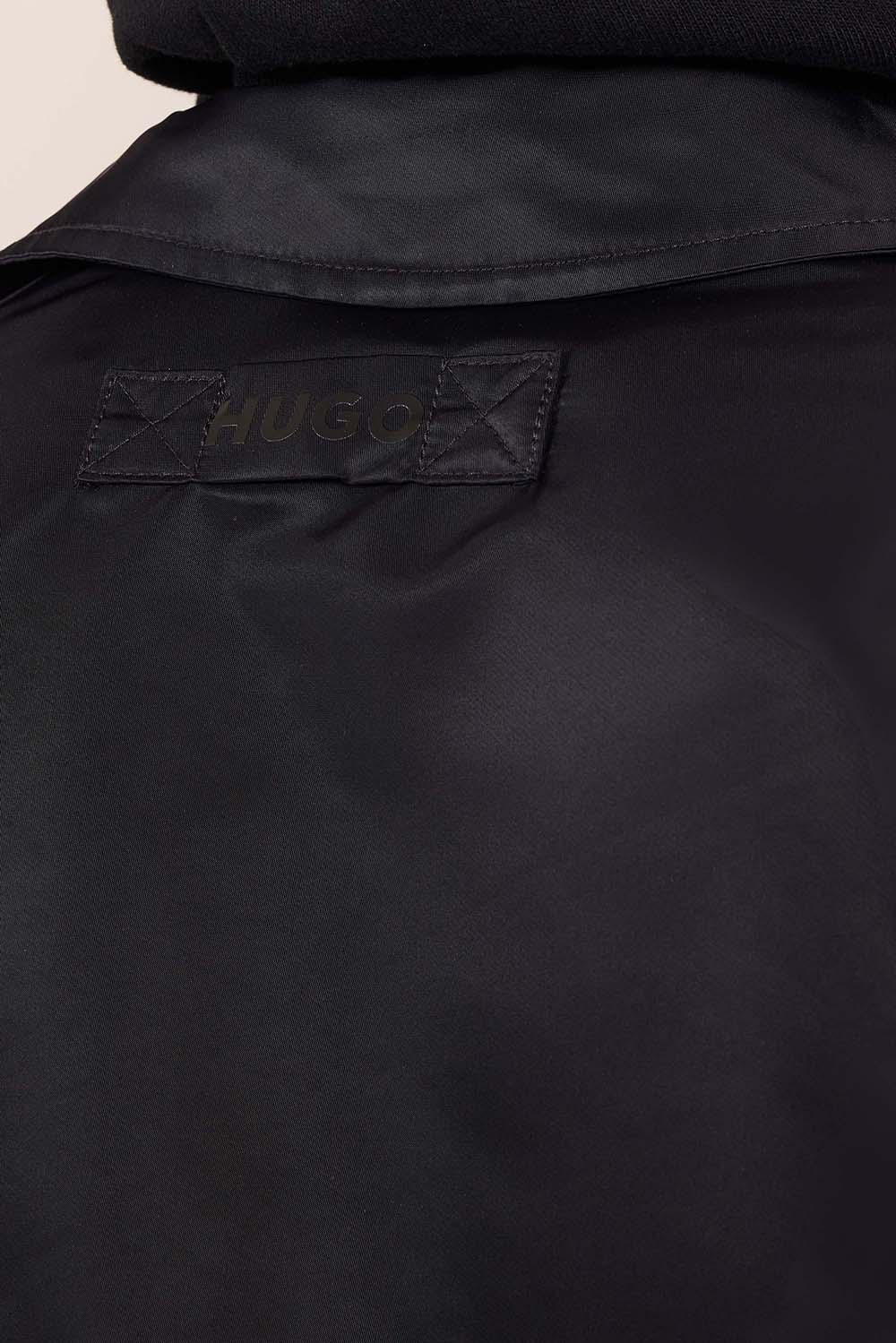 תמונת תקריב דוגמן של ז'קט בומבר ניילון