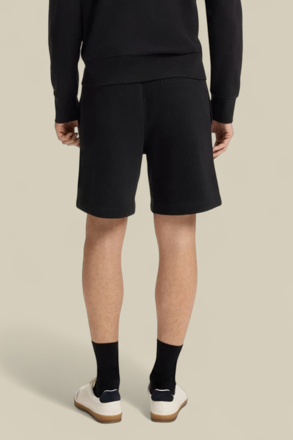 תמונת דוגמן אחורית של בוס X דיויד בקהאם מכנסיים קצרים אוברסייז