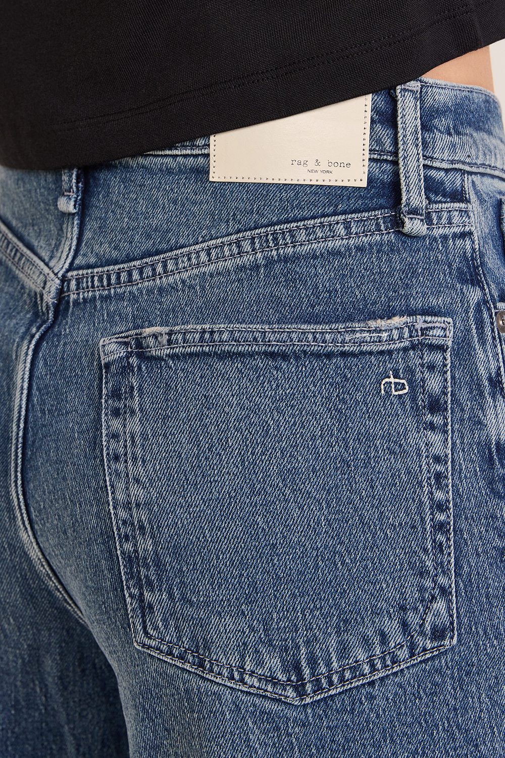 תמונת תקריב דוגמן של מכנסי ג'ינס מתרחבים