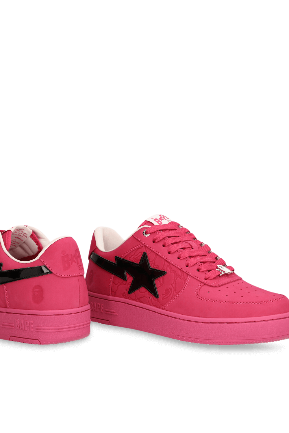 תמונת תקריב של נעלי סניקרס M2