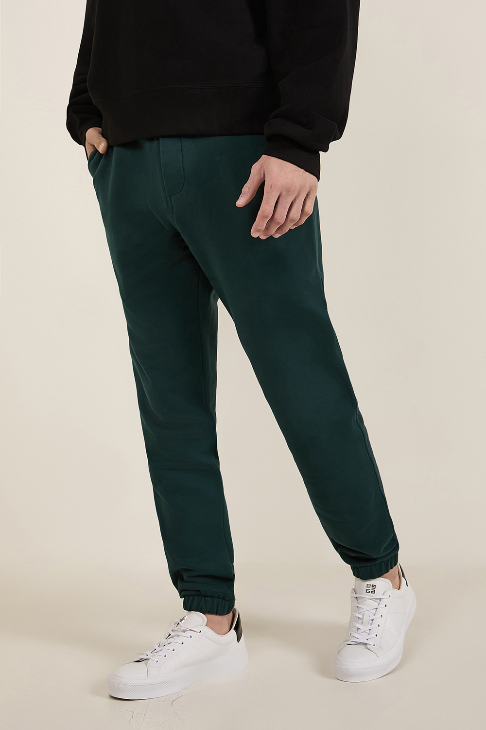 תמונת דוגמן קידמית של מכנסי ג'וג