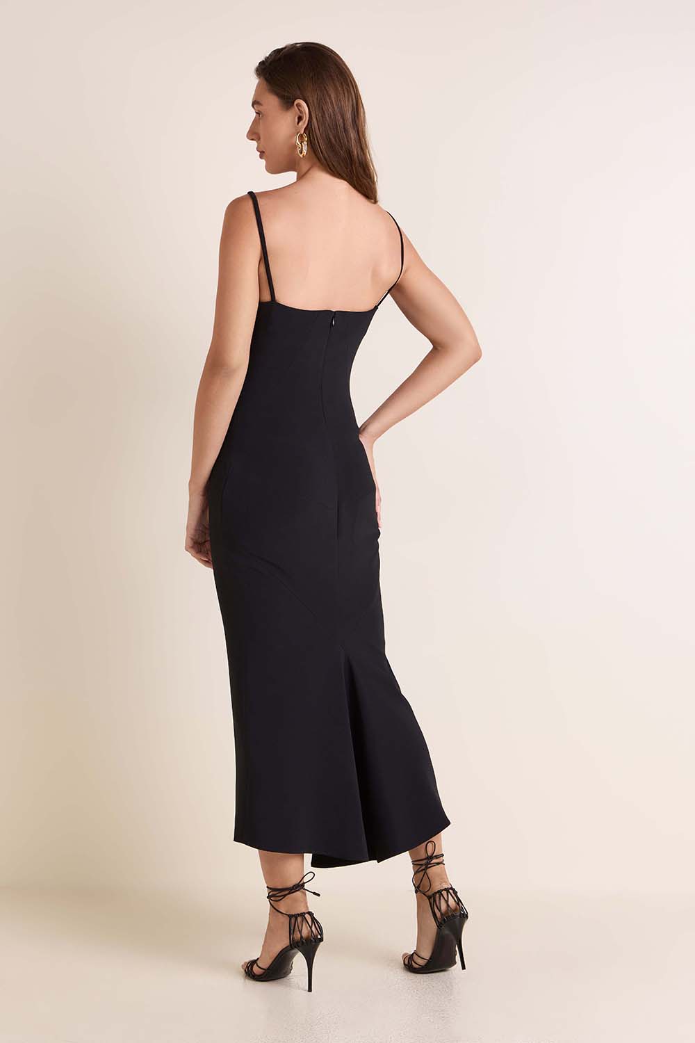 תמונת דוגמן אחורית של שמלת מידי