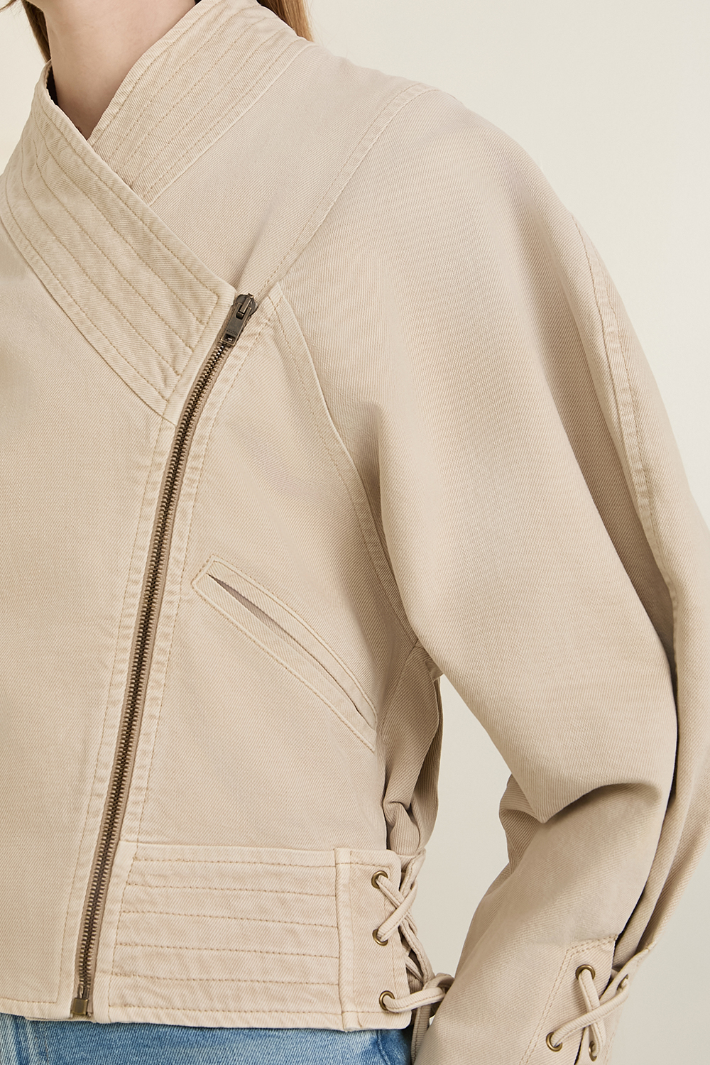 תמונת תקריב דוגמן של ז'קט כותנה אדינה