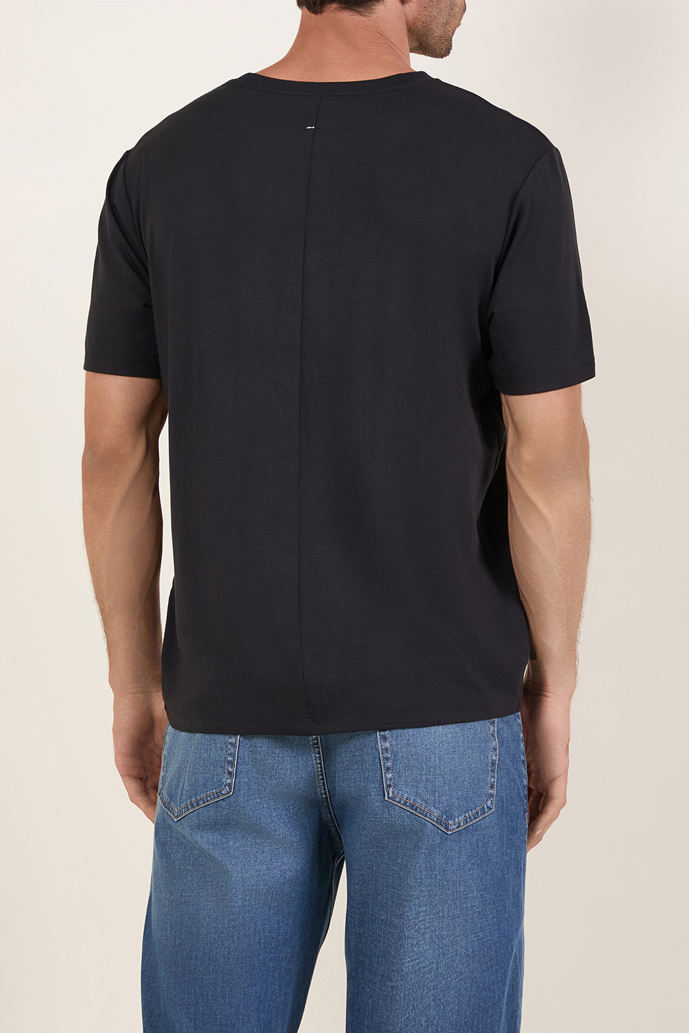 תמונת דוגמן אחורית של חולצת טי