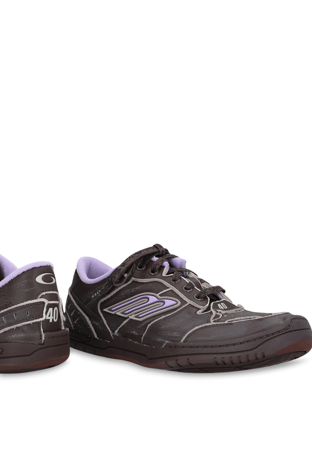 תמונת תקריב של נעלי סניקרס המפטונס