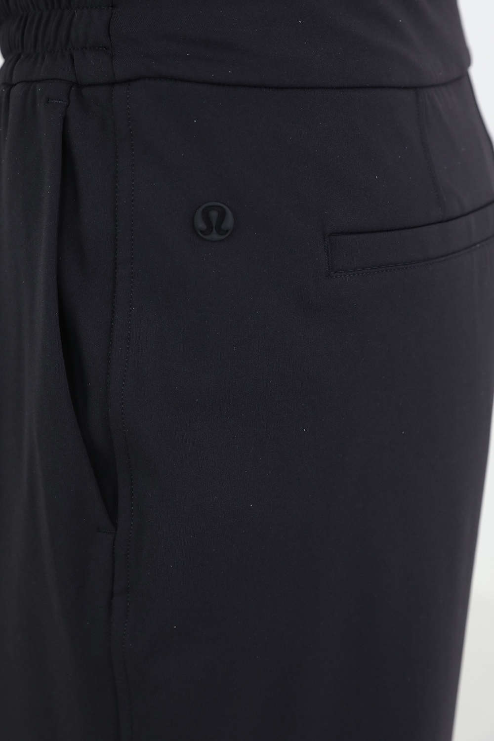 תמונת תקריב דוגמן של Tapered-Leg Mid-Rise Pant 7/8 Length Luxtreme