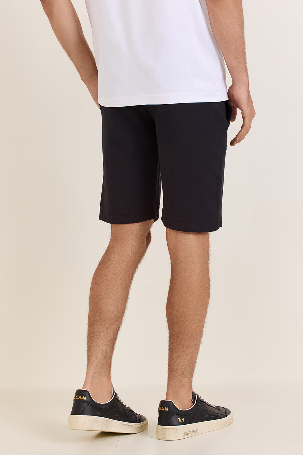 תמונת דוגמן אחורית של מכנסי ברמודה