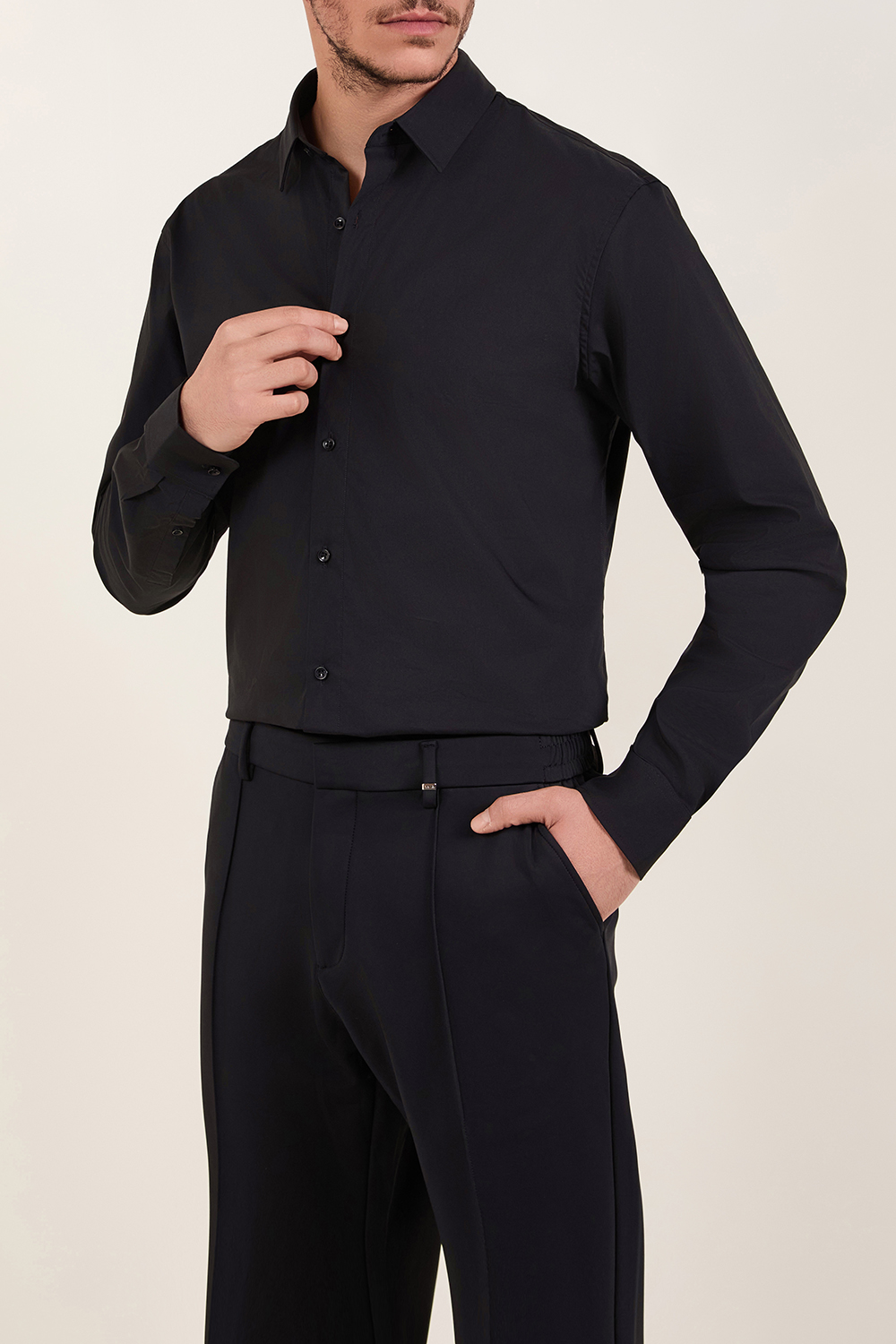 תמונת דוגמן קידמית של חולצת כפתורים