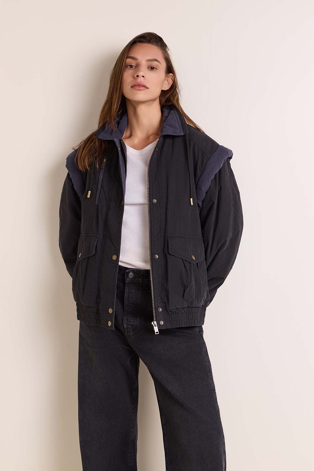 תמונת דוגמן קידמית של ז׳קט עם שרוולים נשלפים