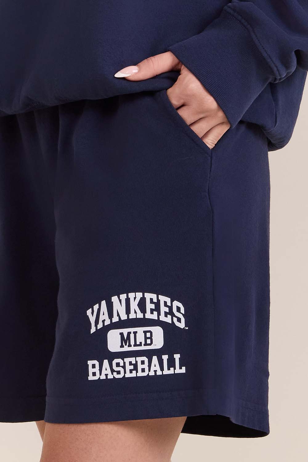 תמונת תקריב דוגמן של מכנסיים קצרים ינקיס