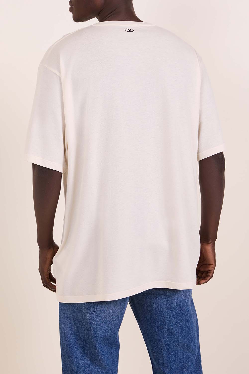 תמונת דוגמן אחורית של חולצת טי