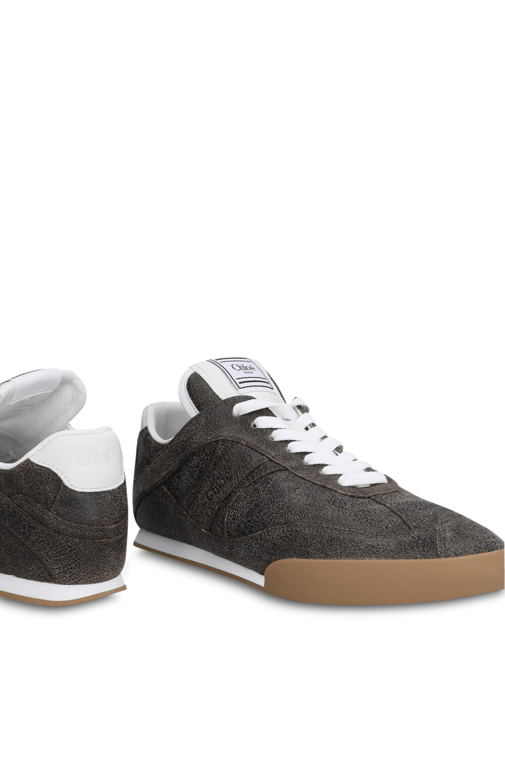 תמונת תקריב של נעלי סניקרס עור