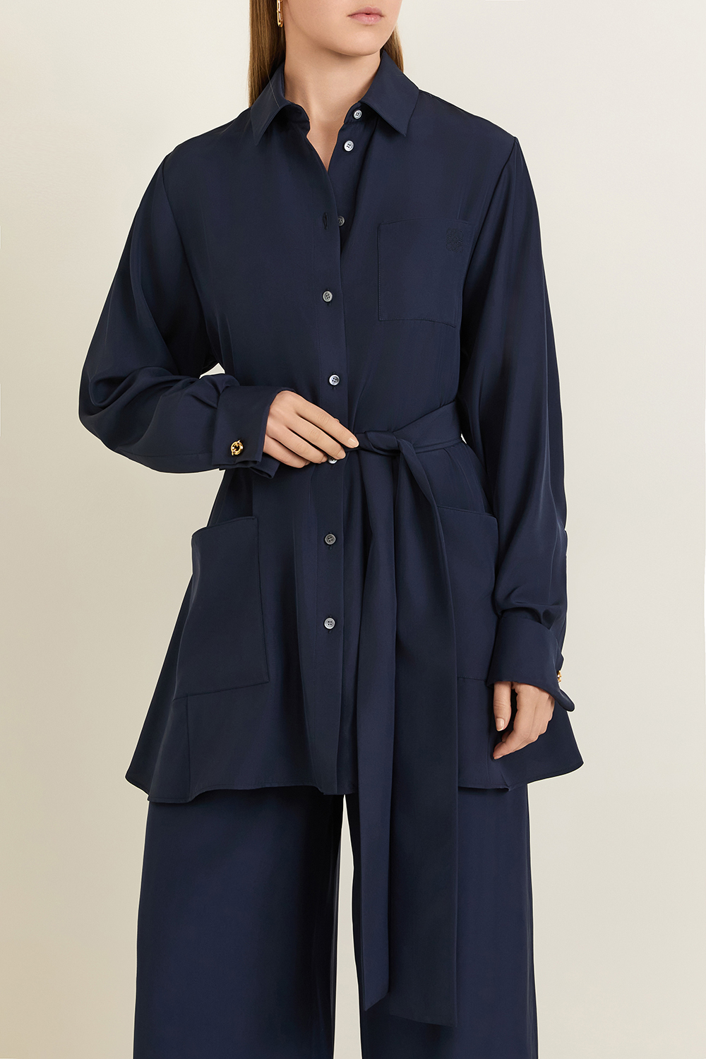 תמונת דוגמן קידמית של חולצת כפתורים ארוכה