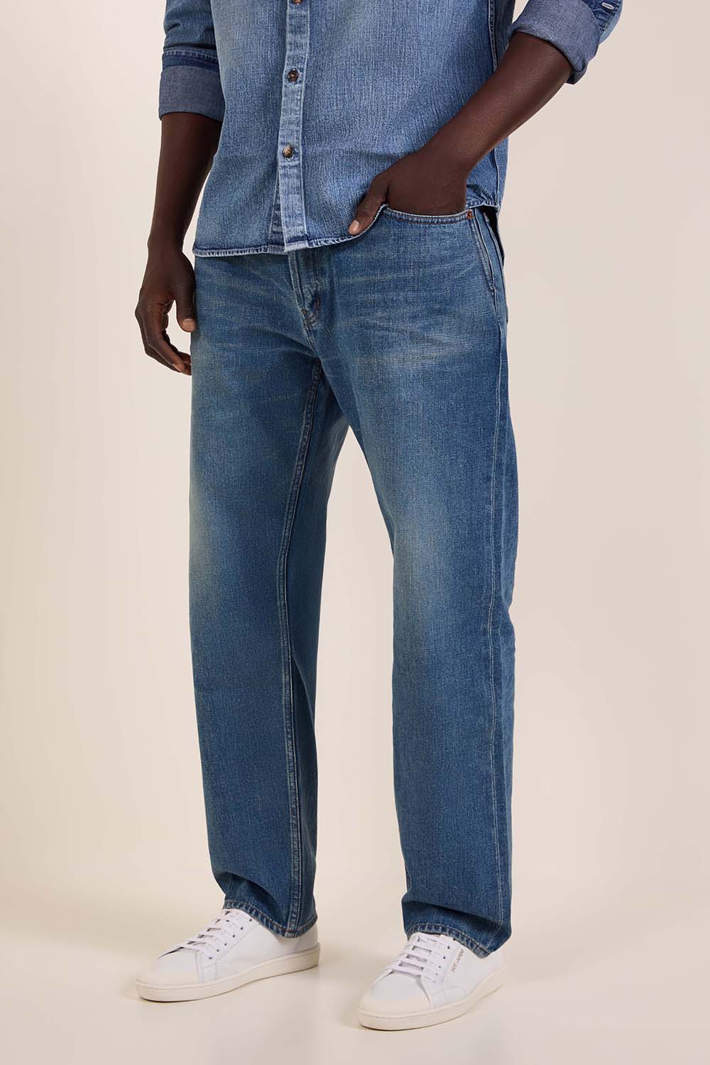 תמונת דוגמן קידמית של מכנסי ג'ינס בגזרה ישרה