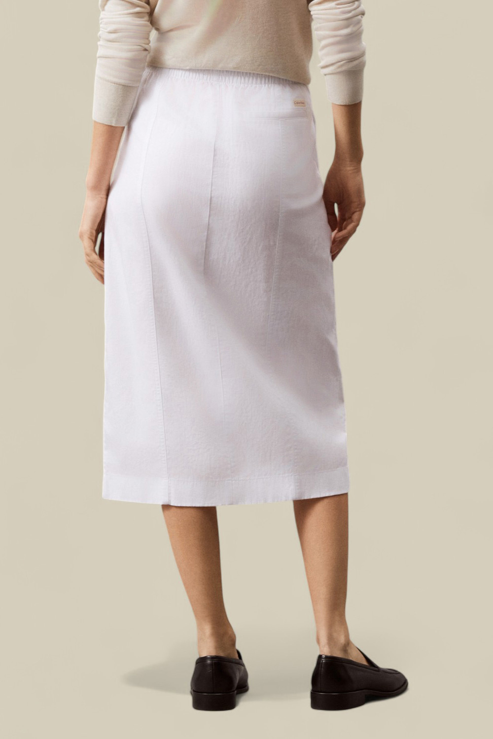 תמונת דוגמן אחורית של חצאית מידי