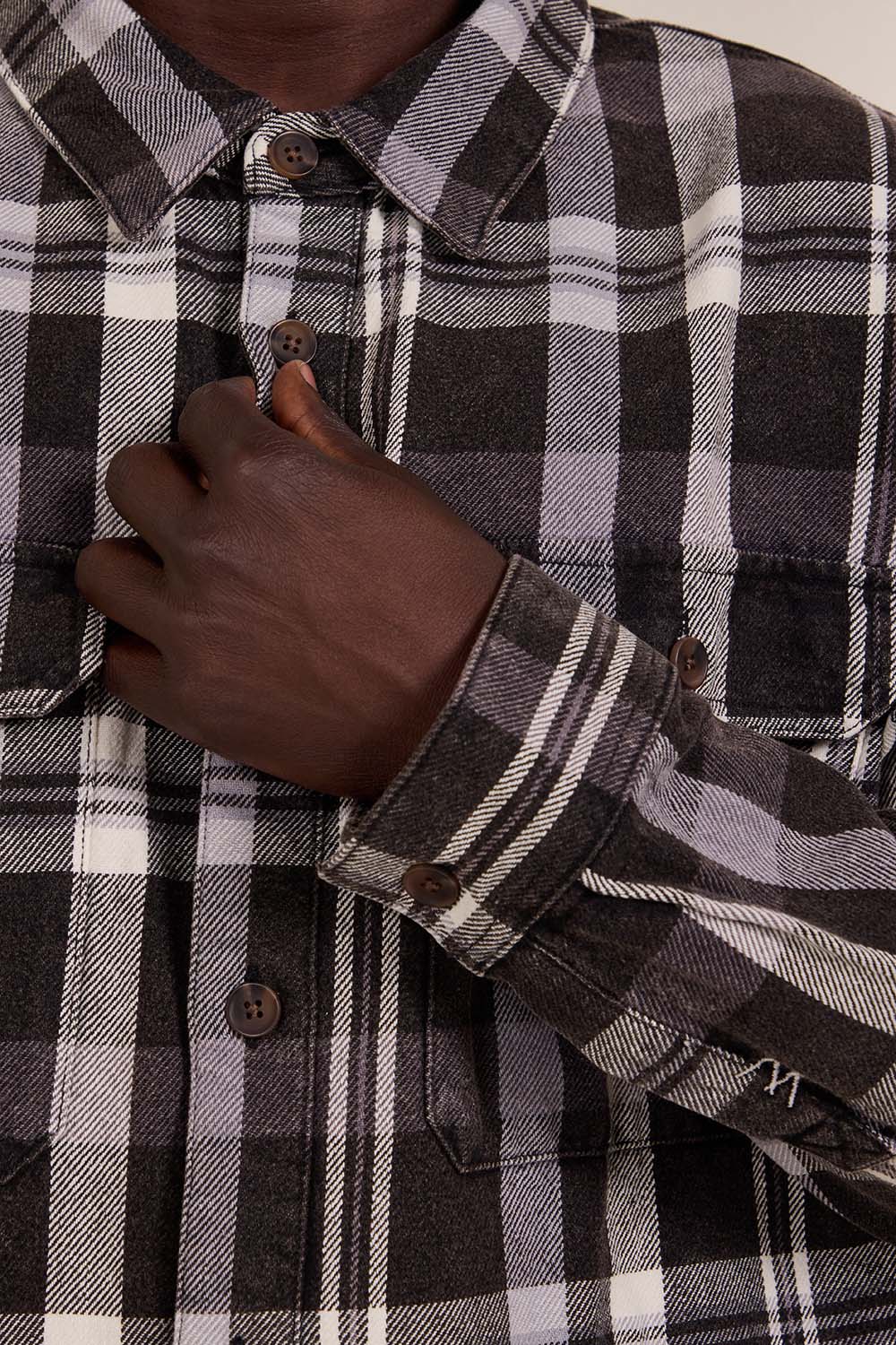 תמונת דוגמן אחורית של חולצה מכופתרת