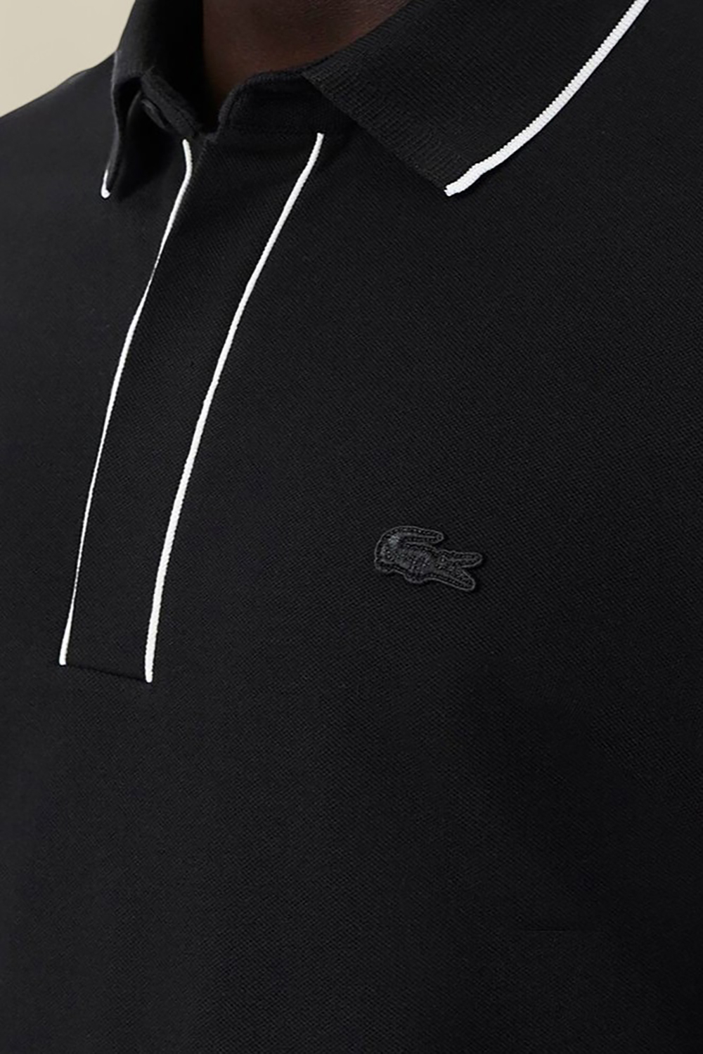 תמונת תקריב דוגמן של חולצת פולו