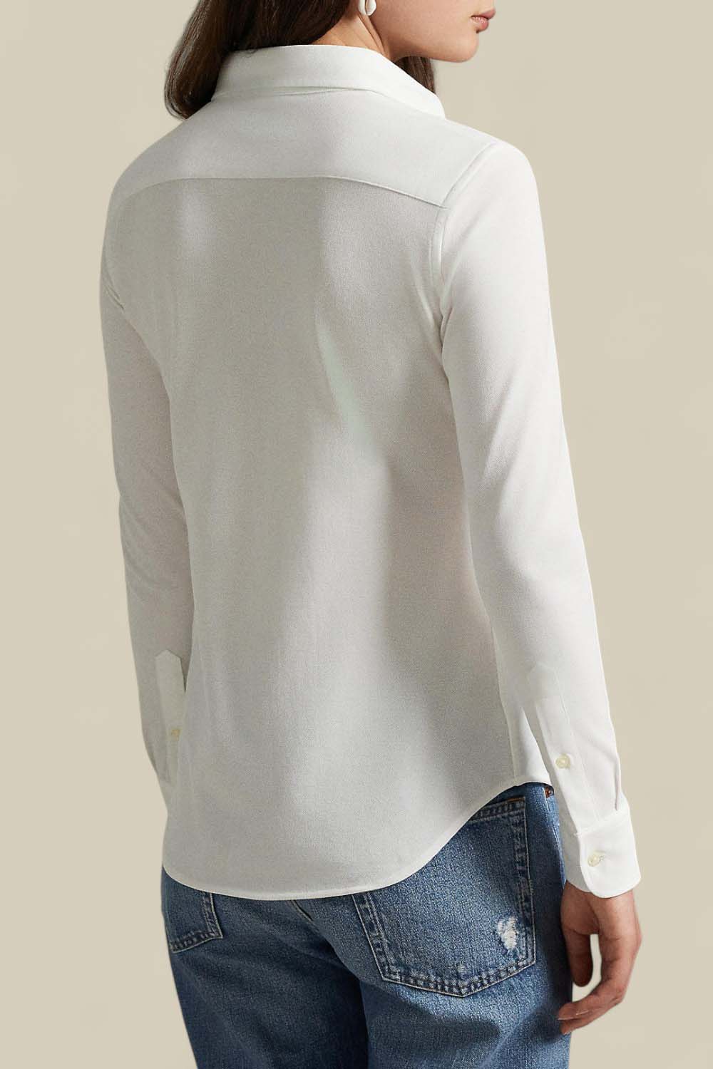 תמונת דוגמן אחורית של חולצה מכופתרת