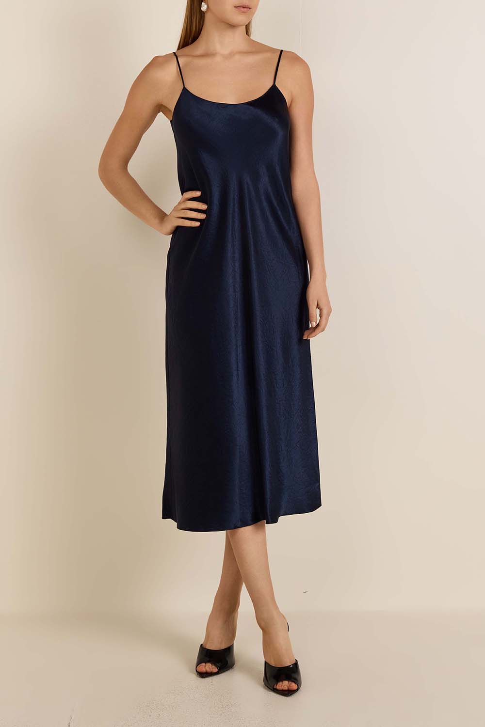 תמונת דוגמן קידמית של שמלת סליפ-און