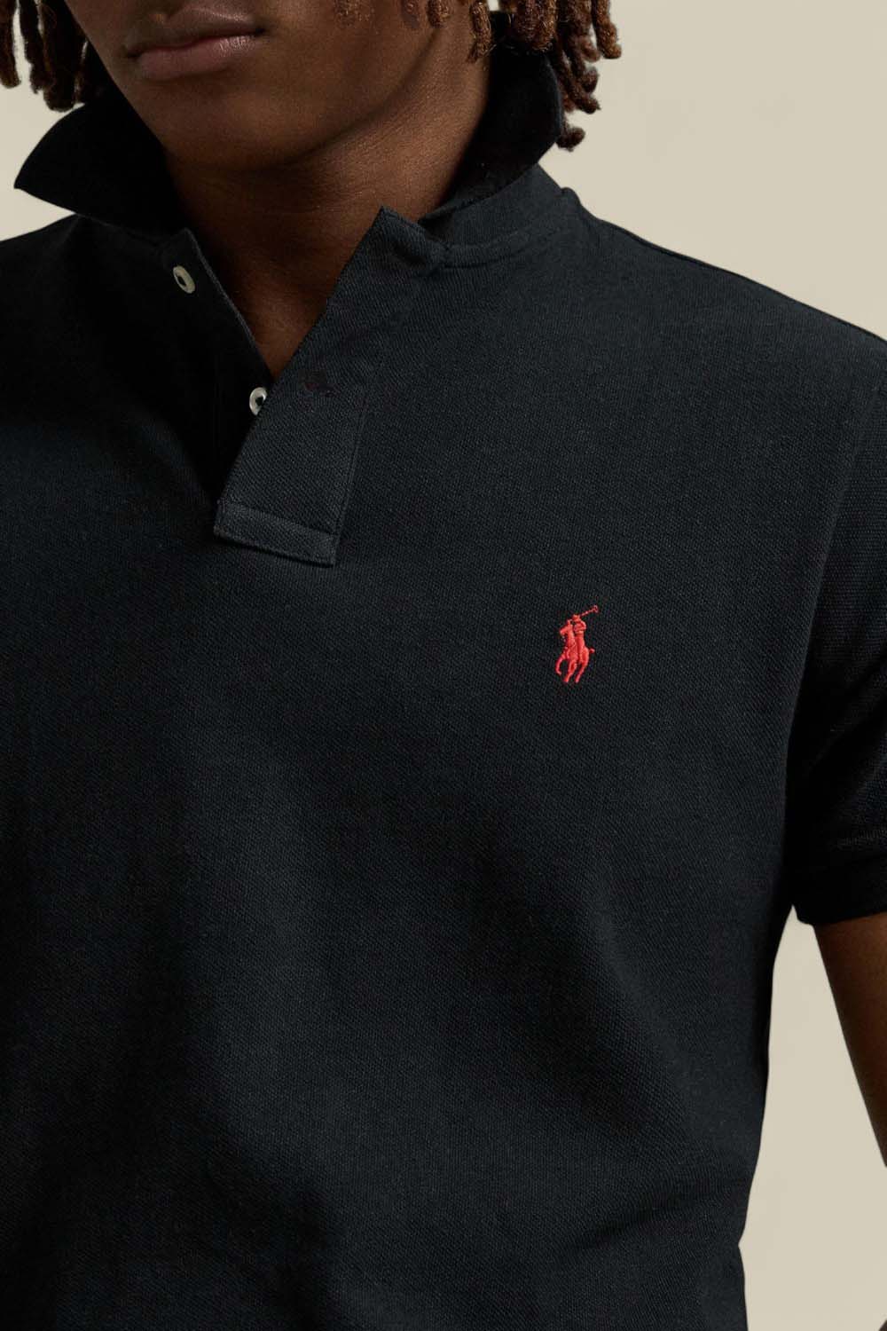 תמונת תקריב דוגמן של חולצת פולו קצרה סלים