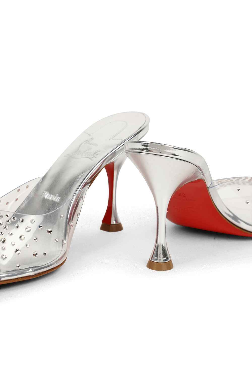 תמונת תקריב של כפכפי עקב פי וי סי שקוף