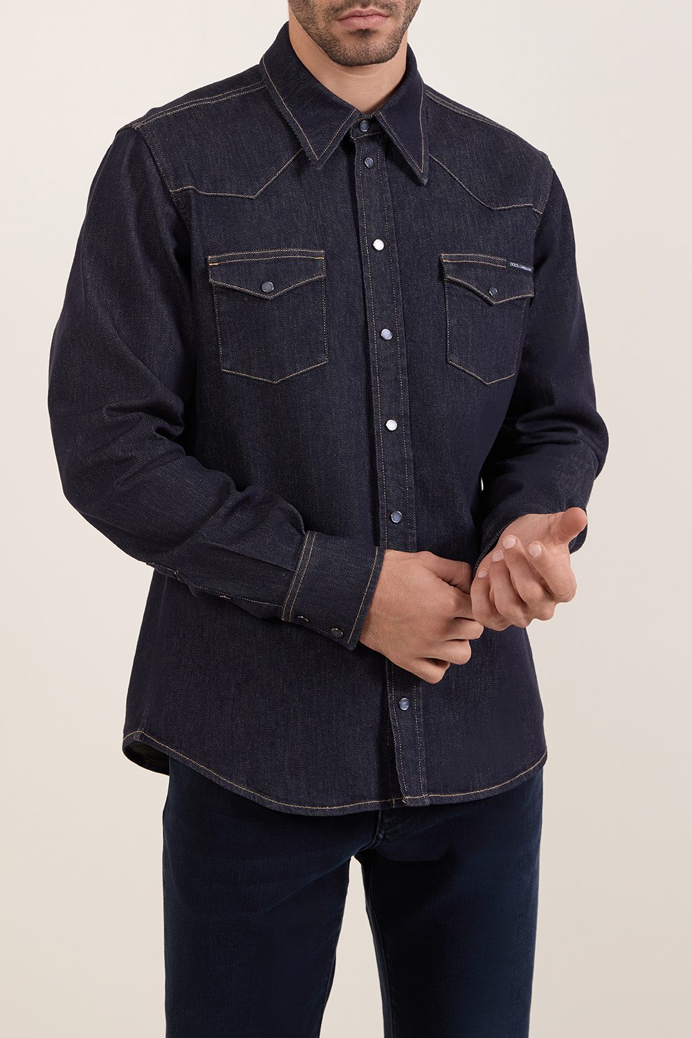 תמונת דוגמן קידמית של חולצת ג'ינס מכופתרת