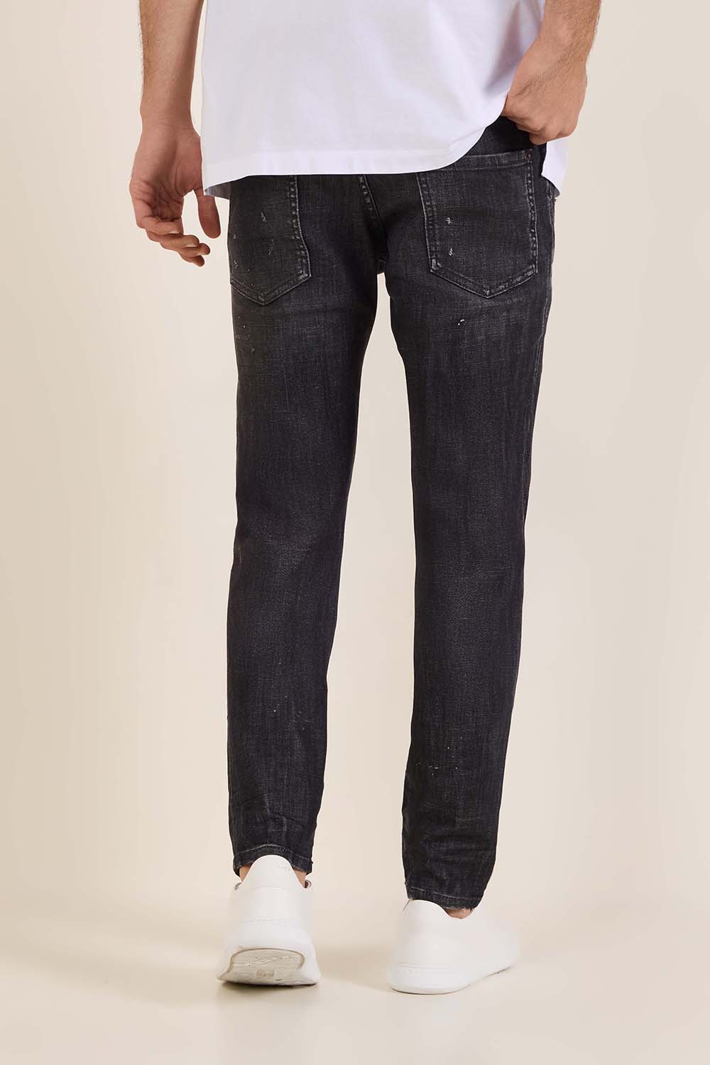 תמונת דוגמן אחורית של מכנסי ג'ינס סלים