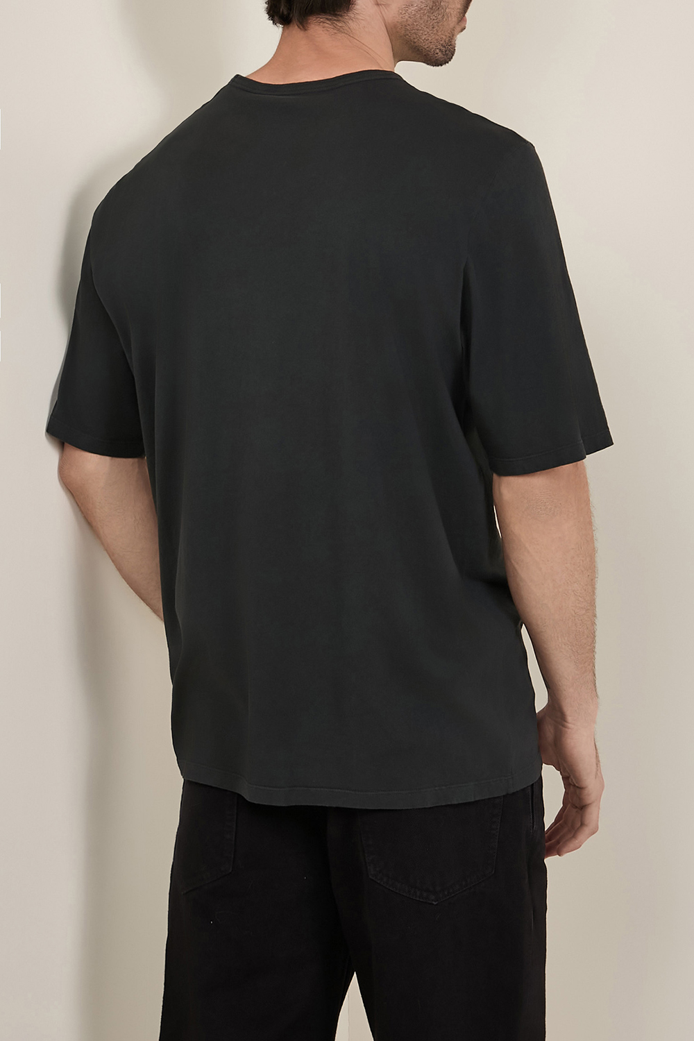 תמונת דוגמן אחורית של חולצת טי