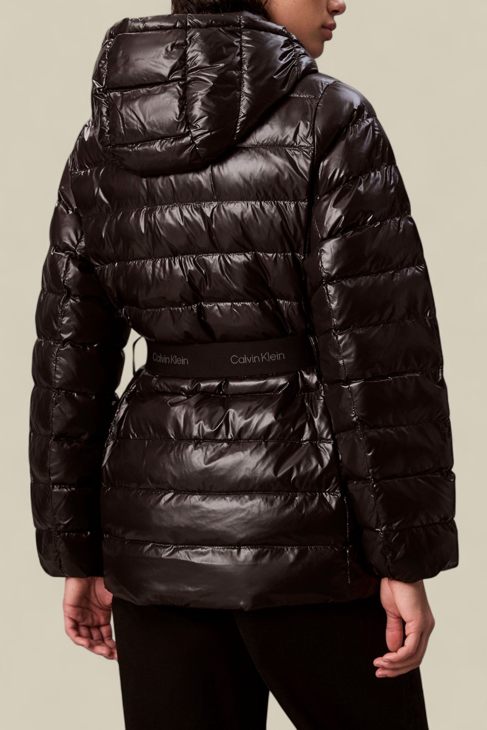 תמונת דוגמן אחורית של מעיל פוך עם חגורה