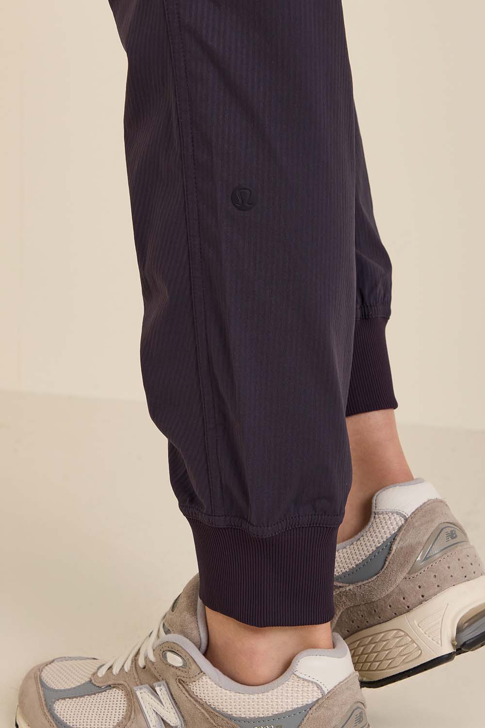 תמונת תקריב דוגמן של Dance Studio Mid-Rise Jogger