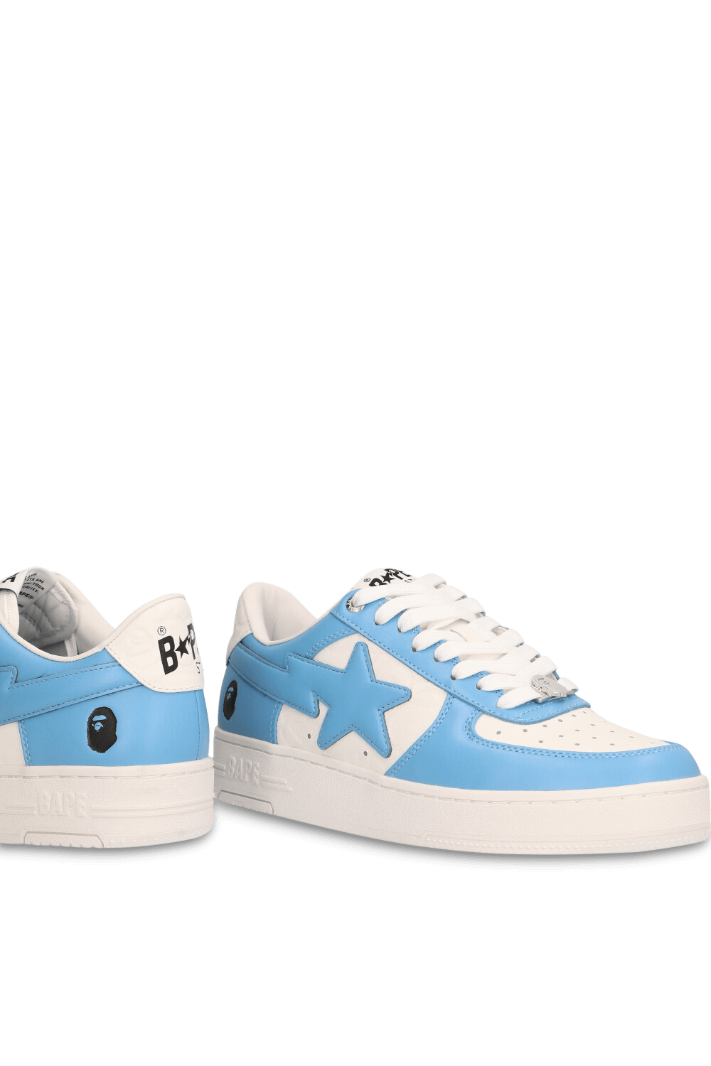 תמונת תקריב של נעלי סניקרס