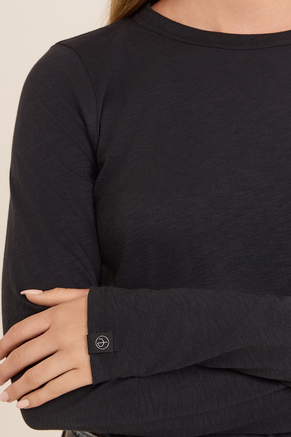 תמונת תקריב דוגמן של חולצת טי ארוכה