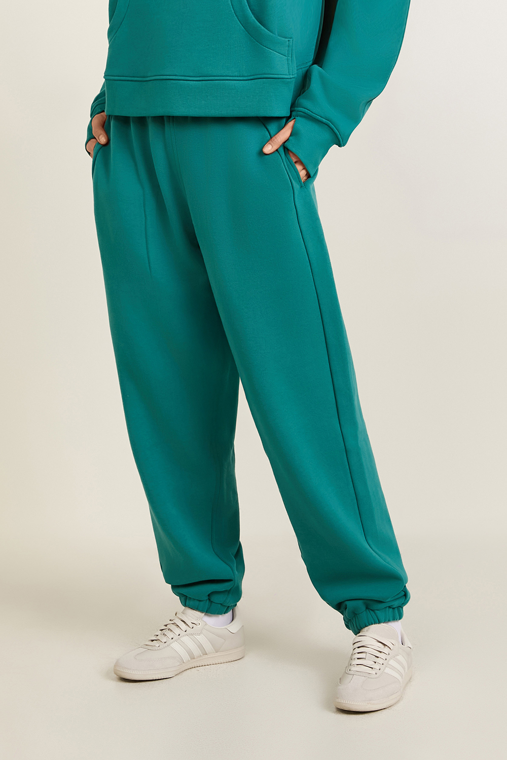 תמונת דוגמן קידמית של Scuba Mid-Rise Oversized Jogger Regular