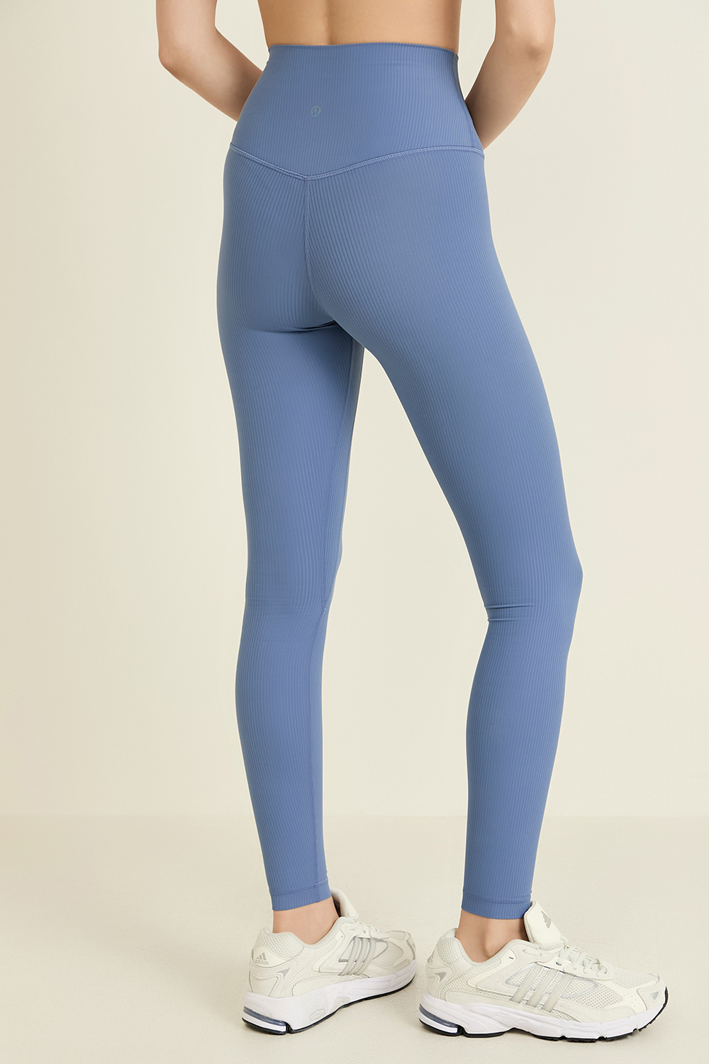 תמונת דוגמן אחורית של Align™ High-Rise Ribbed Pant 28