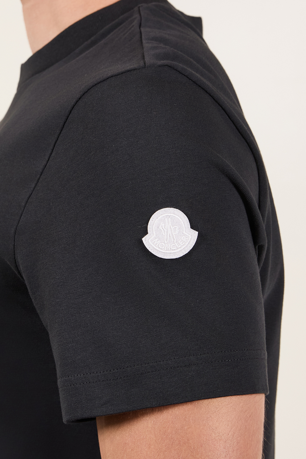 תמונת תקריב דוגמן של חולצת טי