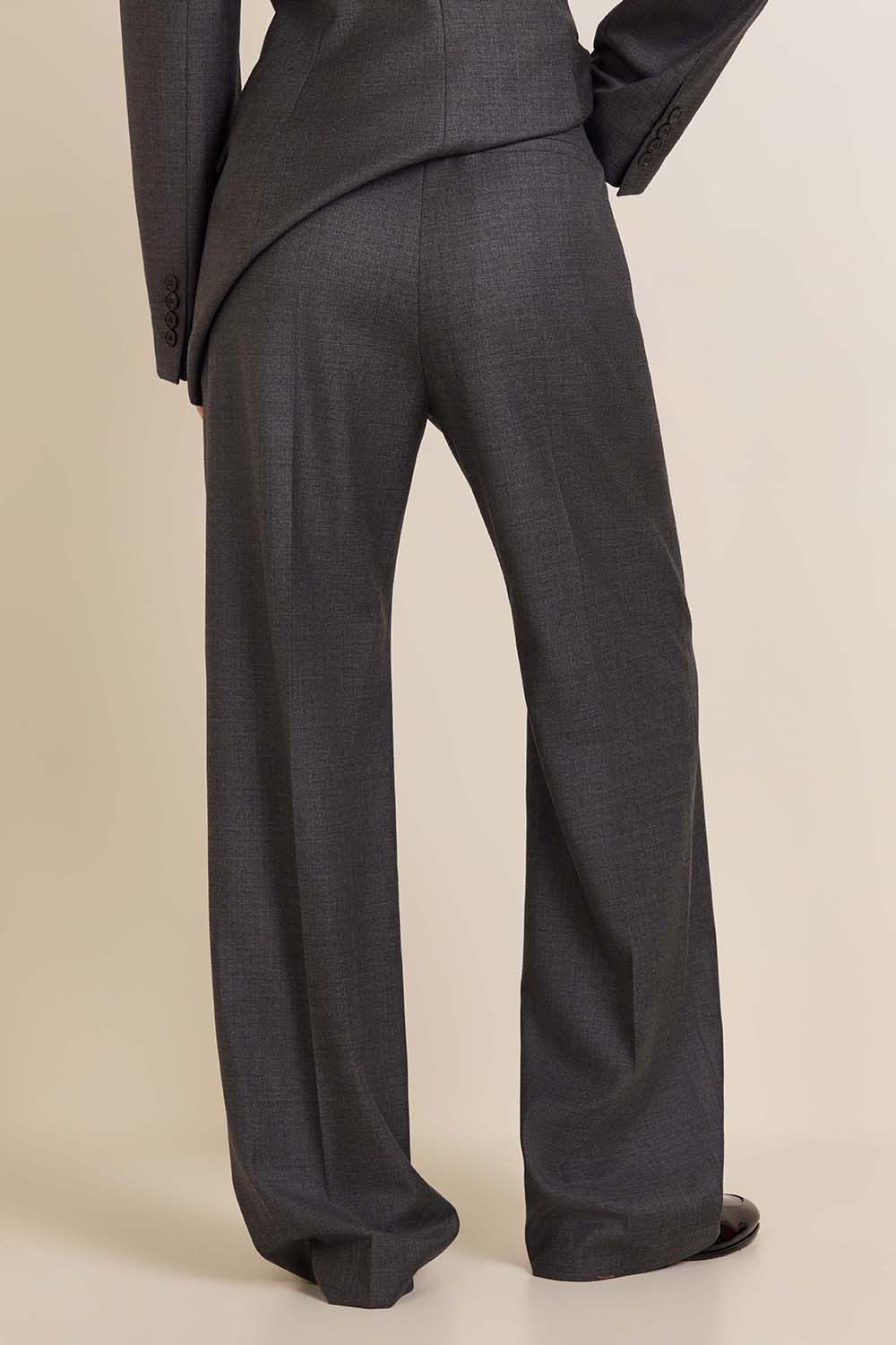 תמונת דוגמן אחורית של מכנסיים מחויטים בגזרה ישרה