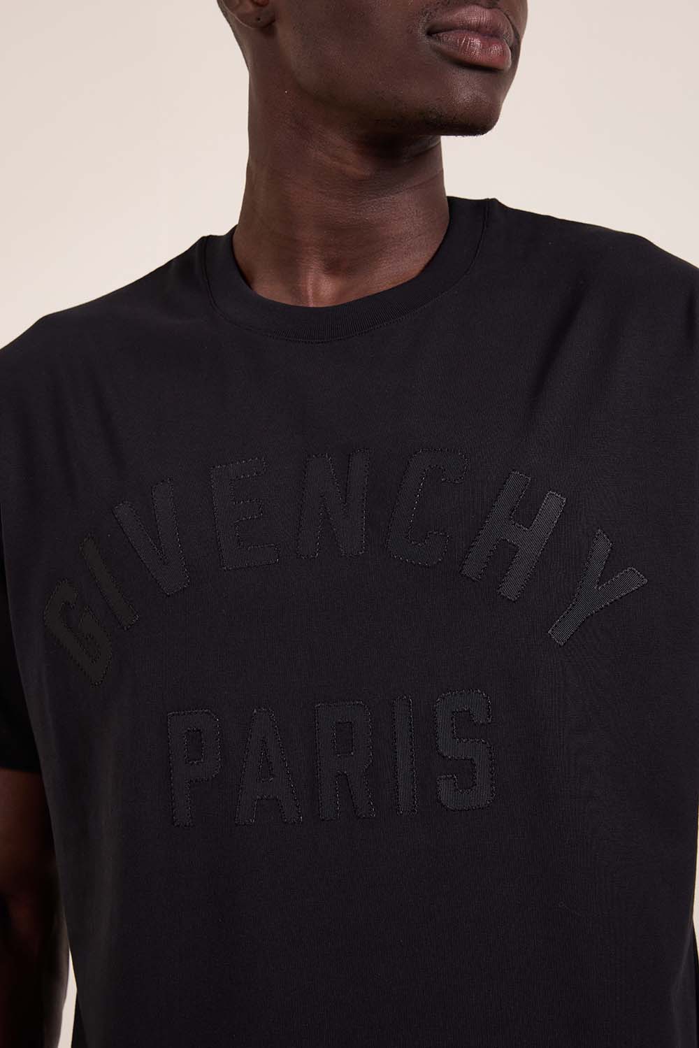 תמונת תקריב דוגמן של חולצת טי