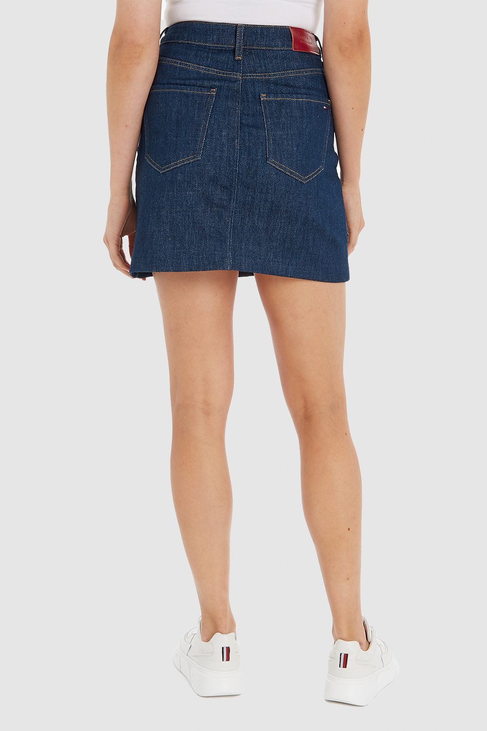 תמונת דוגמן אחורית של חצאית ג`ינס קצרה