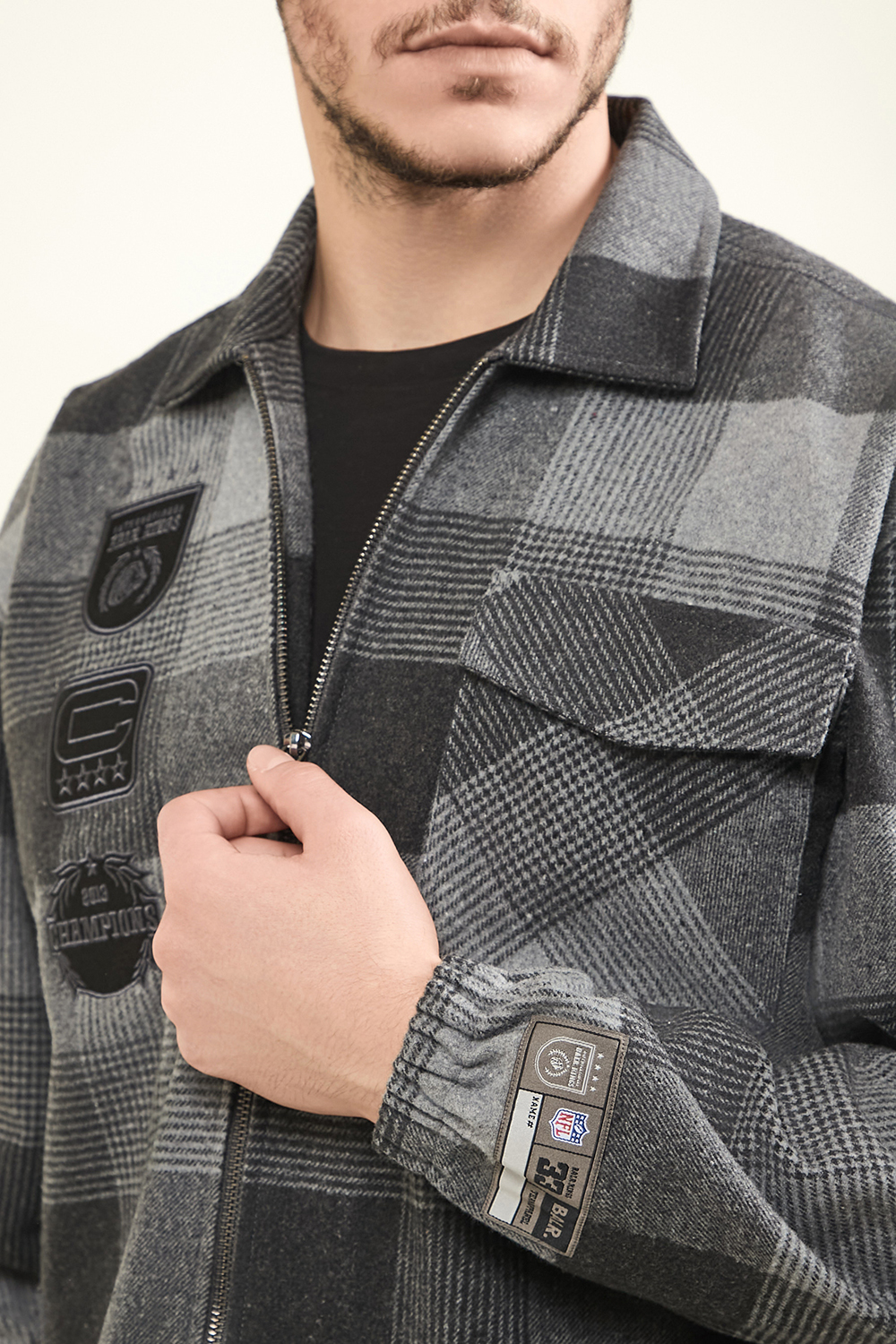 תמונת תקריב דוגמן של באלר X אן.אף.אל חולצת פלנל