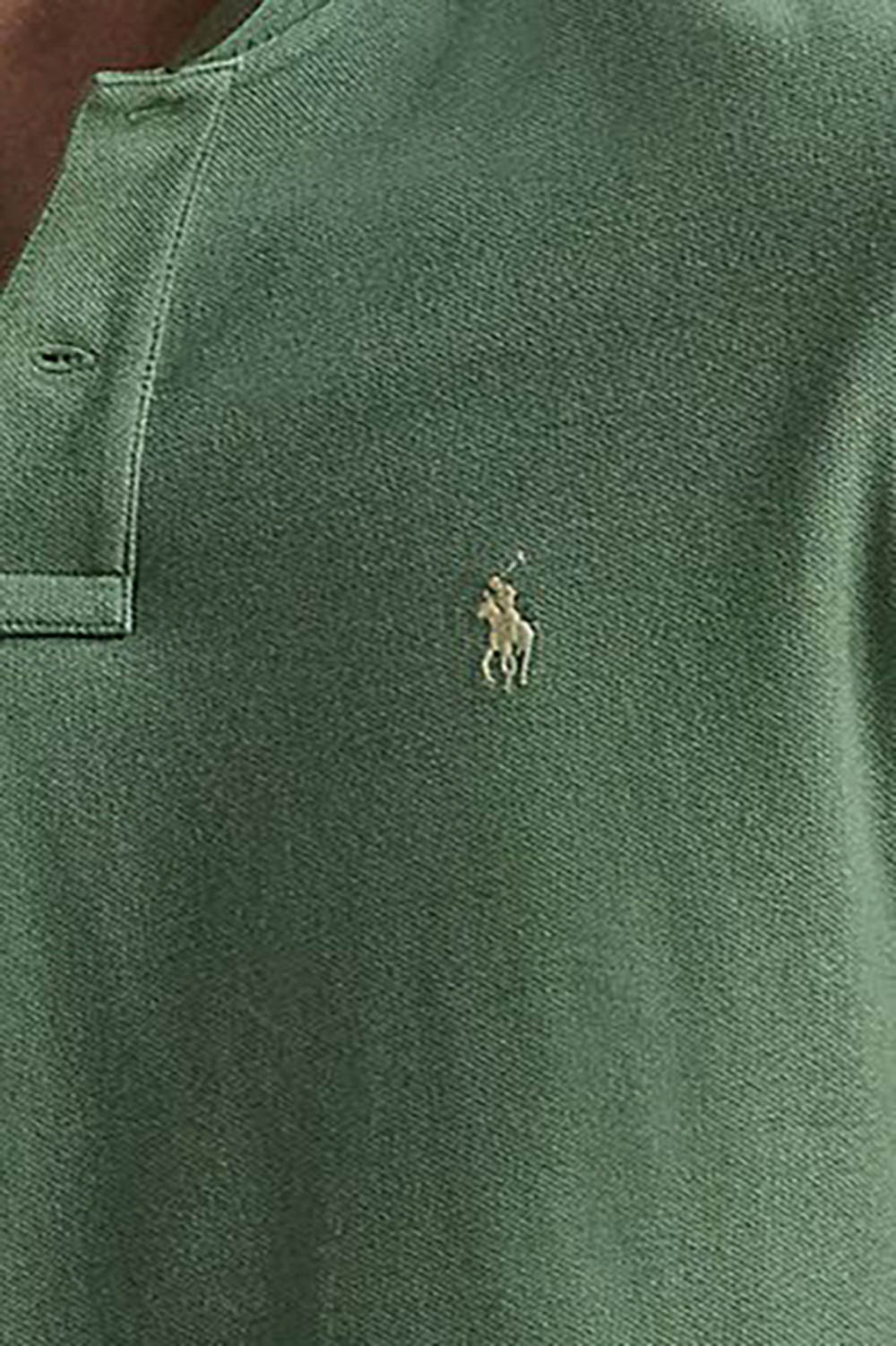 תמונת תקריב דוגמן של חולצת פולו