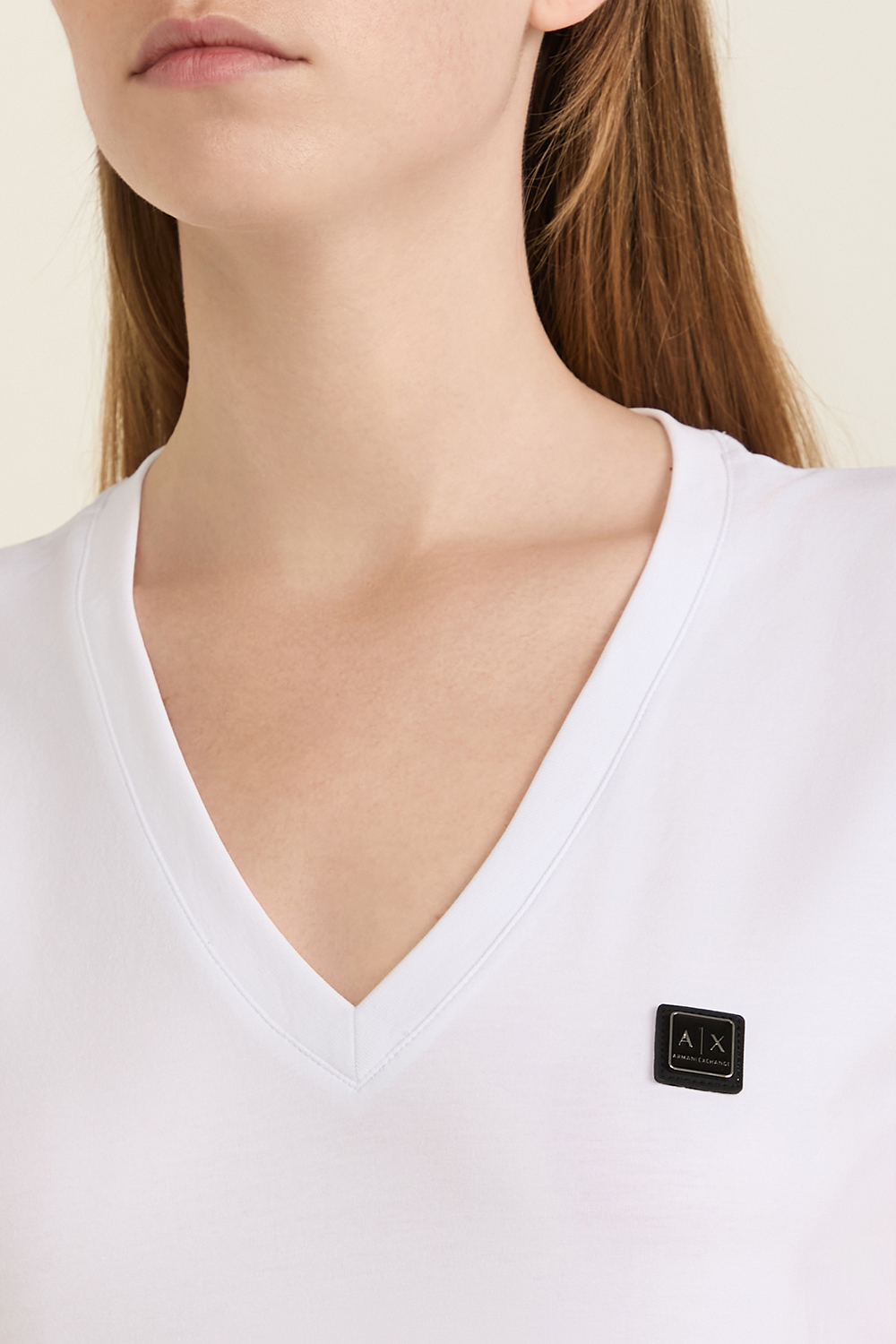 תמונת תקריב דוגמן של חולצת טי סלים פיט