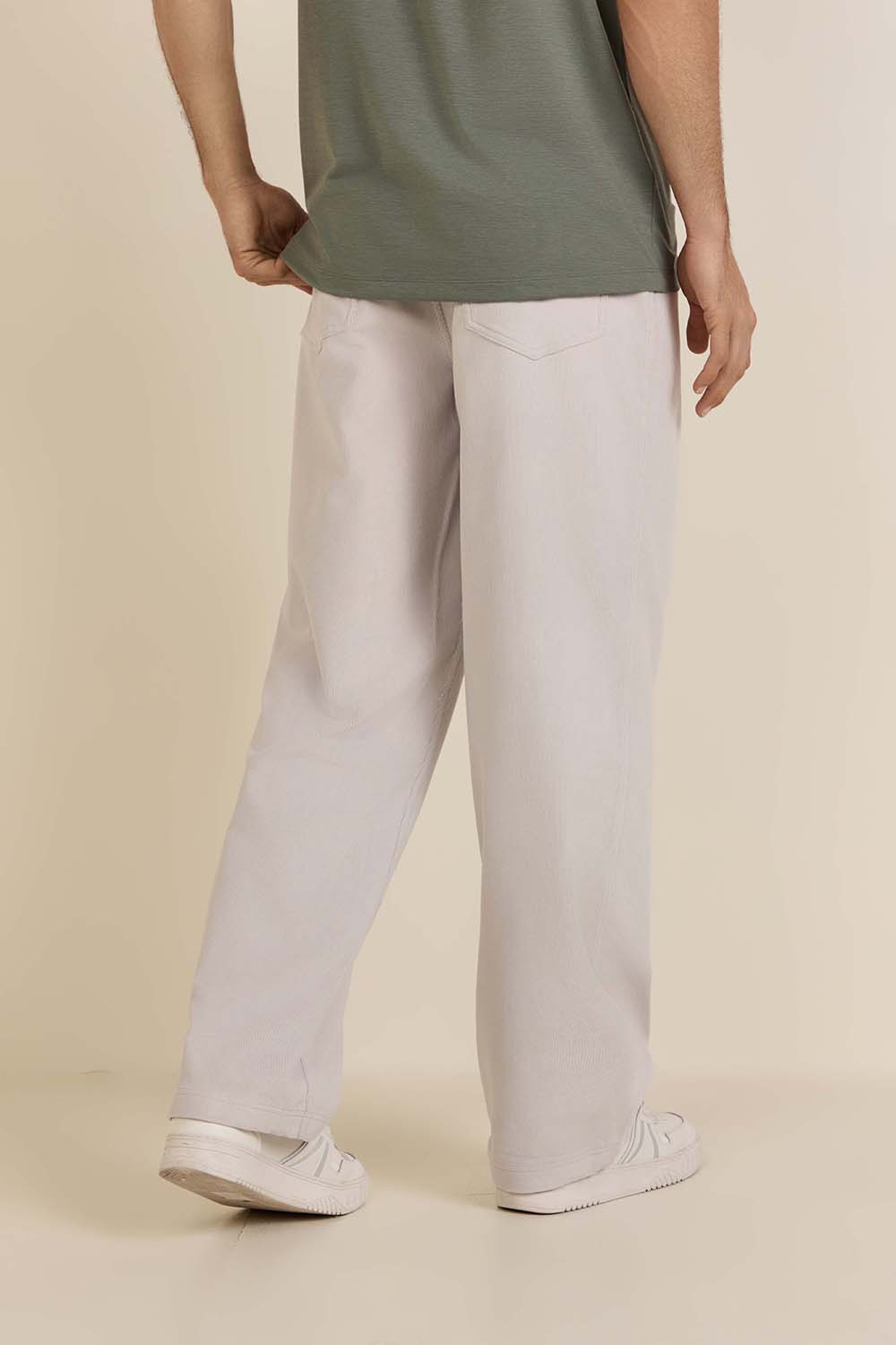 תמונת דוגמן אחורית של Corduroy Oversized-Fit Trouser 32L