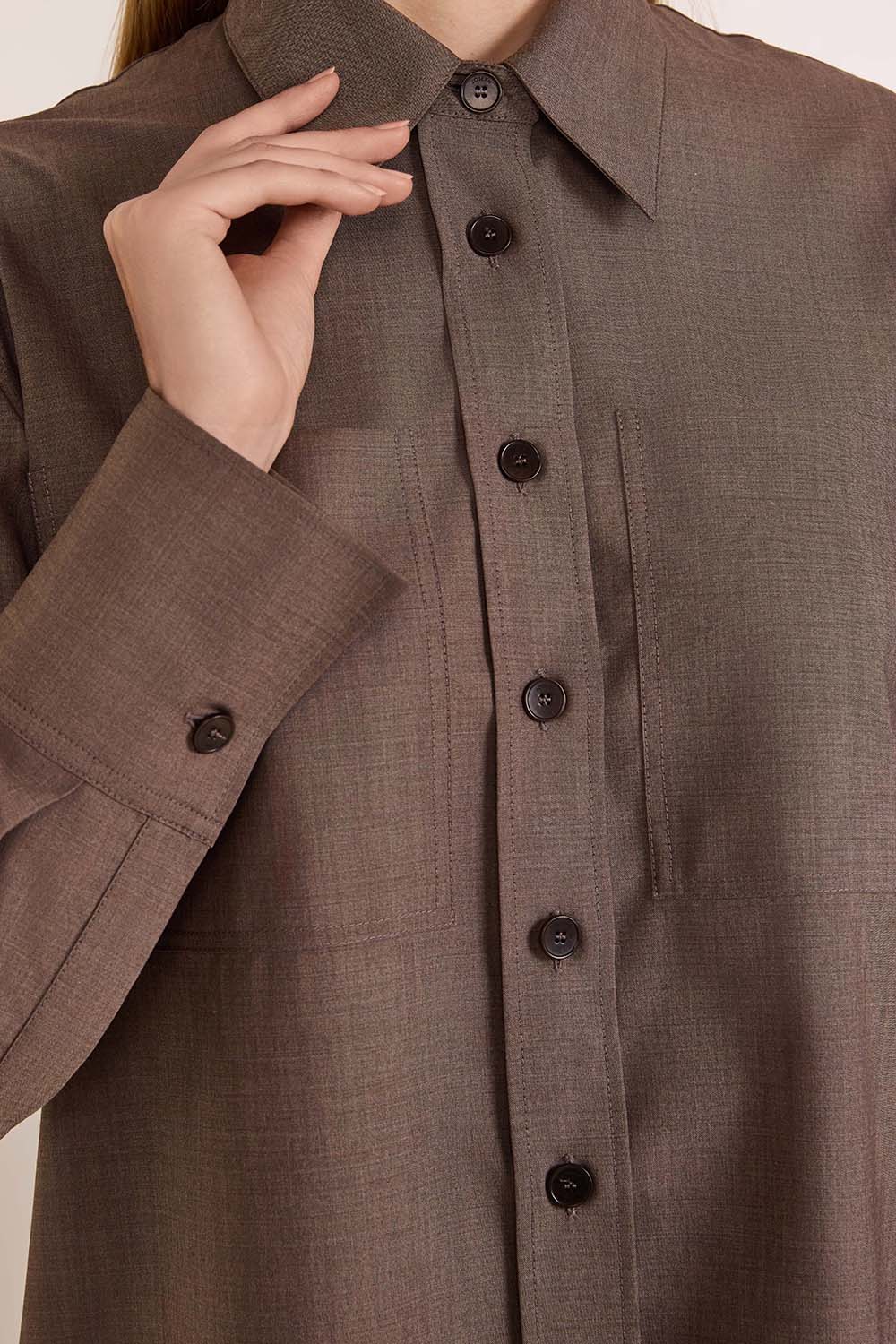 תמונת תקריב דוגמן של חולצת כפתורים מצמר