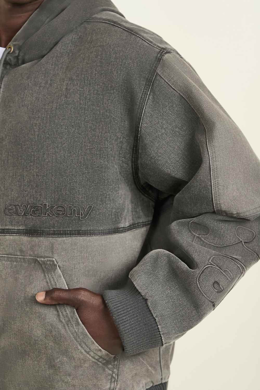 תמונת דוגמן אחורית של סווטשירט קפוצ'ון ג'ינס