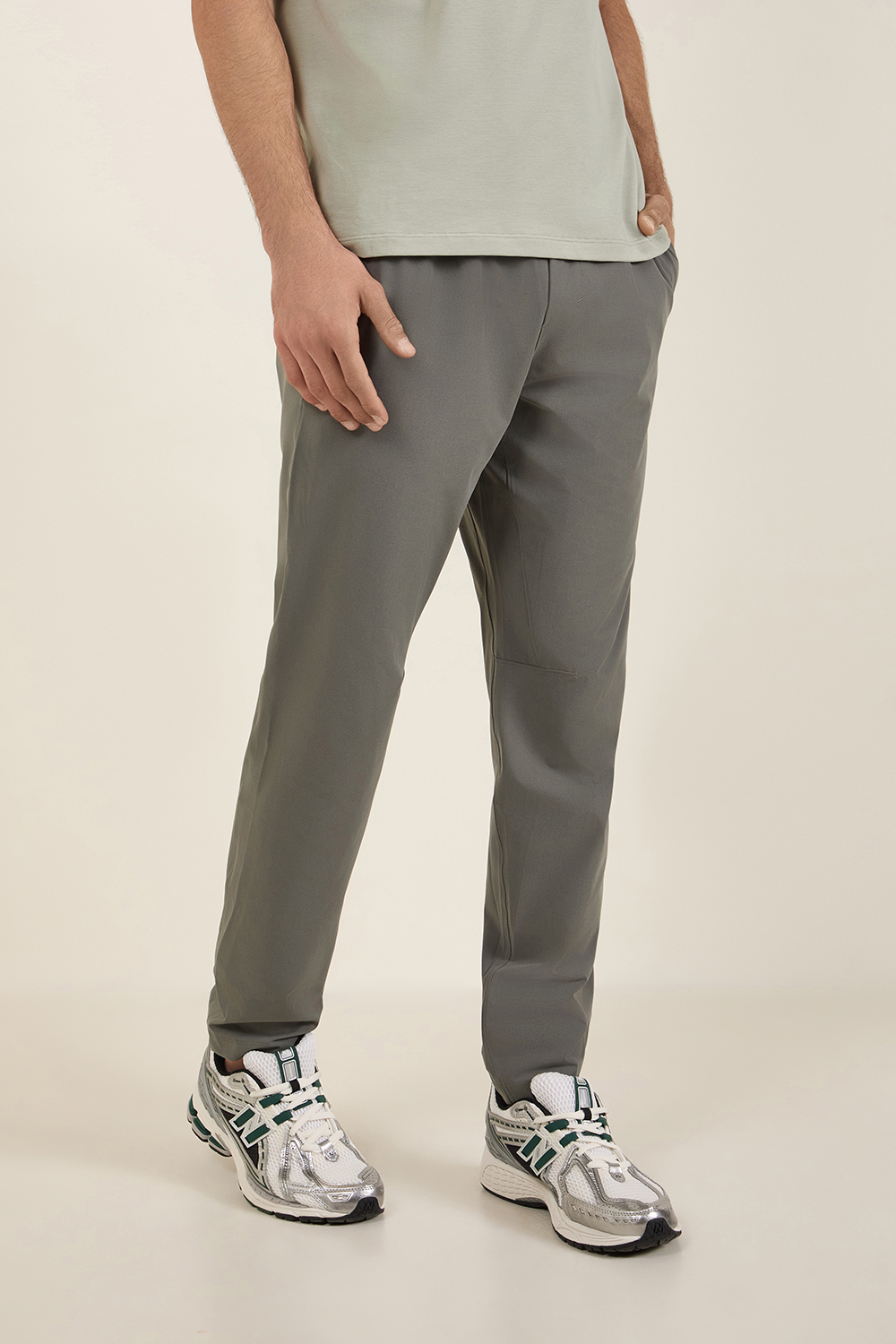 תמונת דוגמן קידמית של Zeroed In Slim-Fit Pant