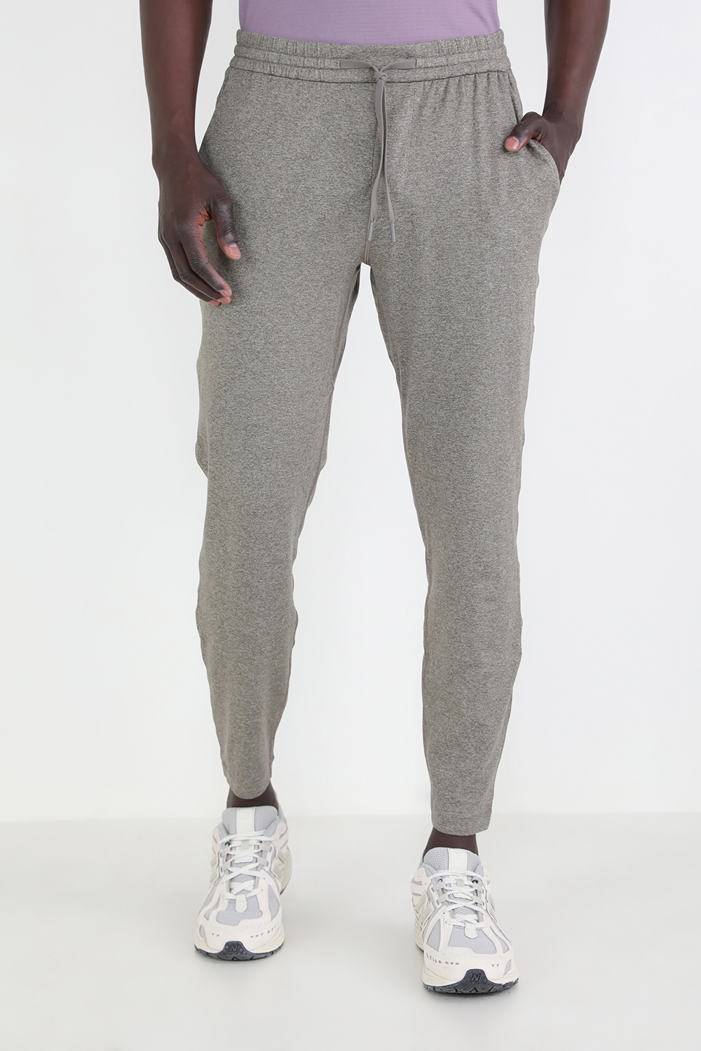 תמונת דוגמן קידמית של Soft Jersey Tapered Pant