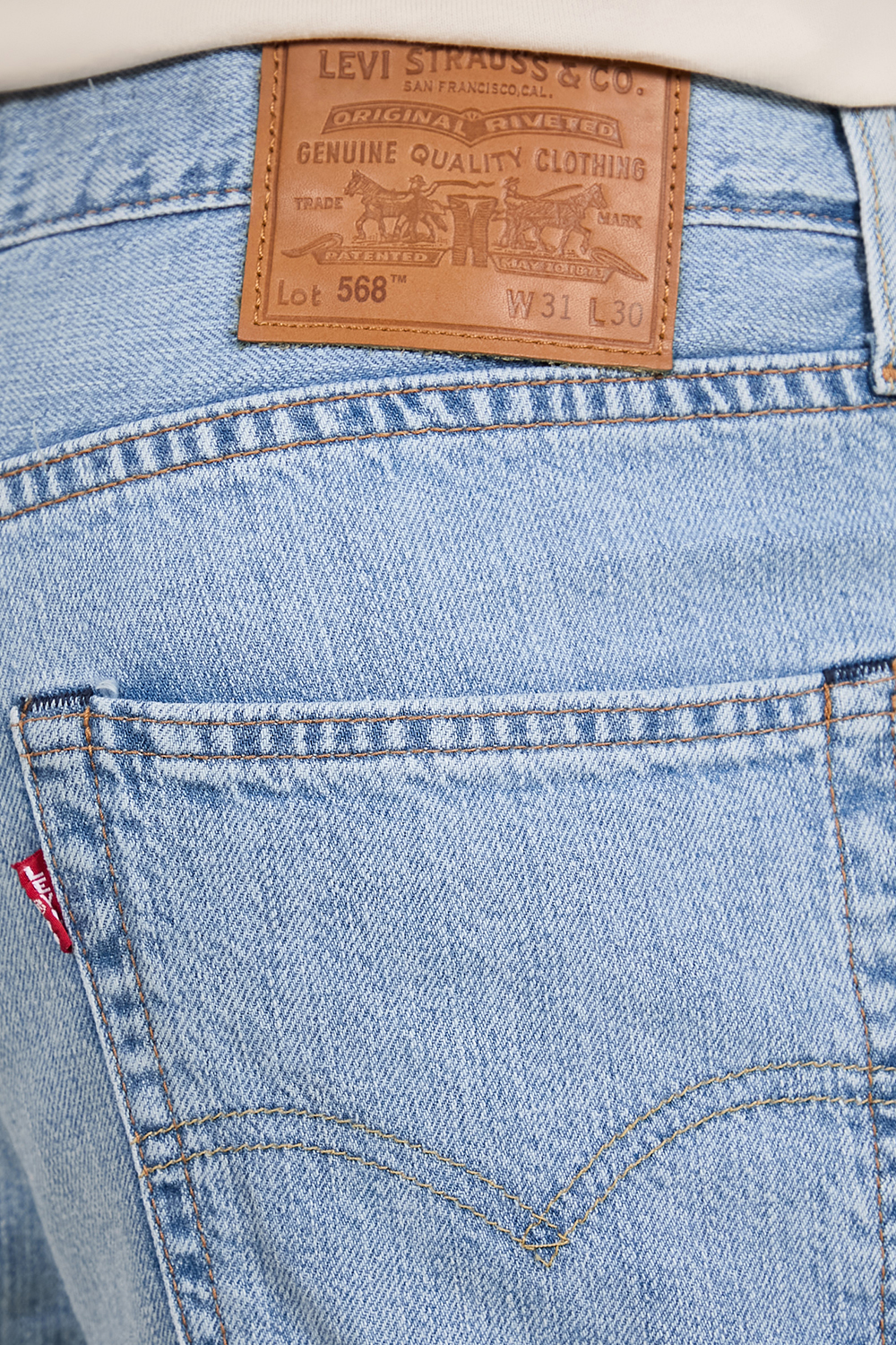 תמונת תקריב דוגמן של מכנסי ג'ינס 568 בגזרה רחבה