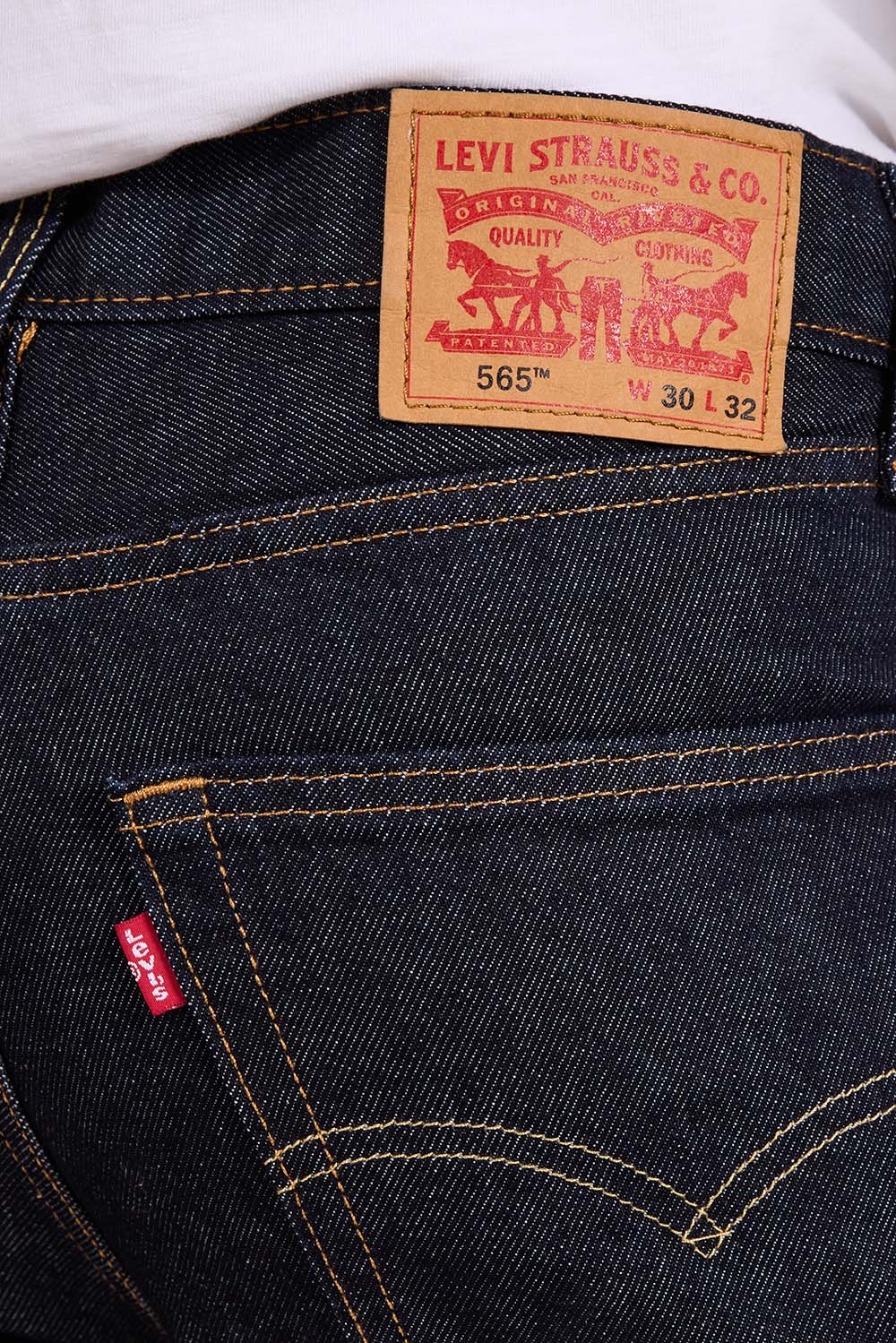 תמונת תקריב דוגמן של מכנסי ג'ינס 565 בגזרה ישרה